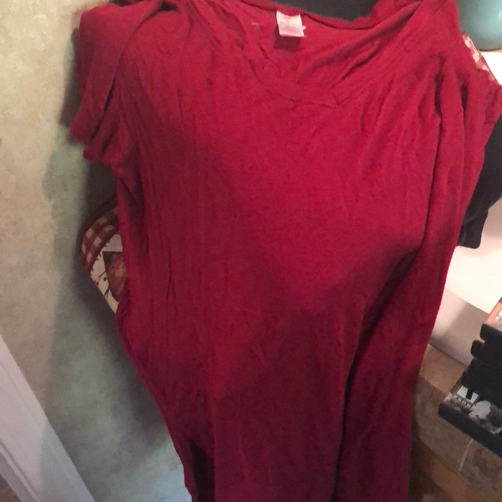 Women’s short sleeve T-shirt.